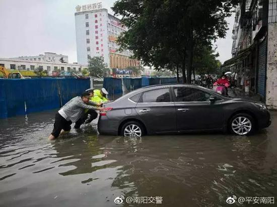 南陽突遭暴雨！多3d全息廣告機(jī)地被淹瞬間成“海”！