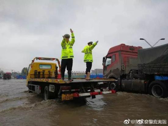 南陽突遭暴雨！多3d全息廣告機(jī)地被淹瞬間成“海”！