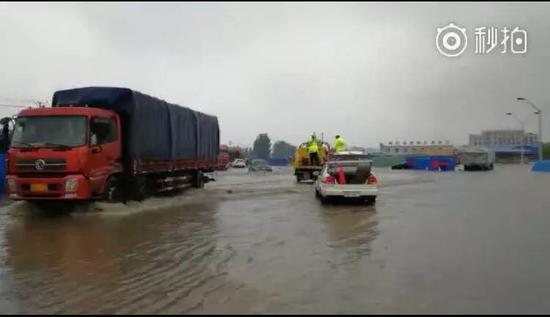 南陽突遭暴雨！多3d全息廣告機(jī)地被淹瞬間成“海”！